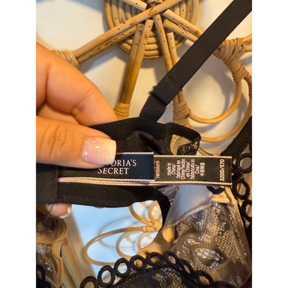 Victoria's Secret Black Lace Balconette Bra 32DD - Picture 2 of 2